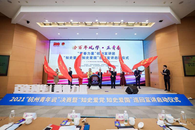逃离昏暗下的小村