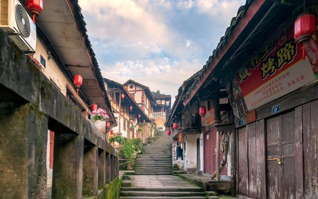 男子驾车遇骑行者被蜂蜜袭击,用衣服捂住头不停挥赶,想帮忙却不敢