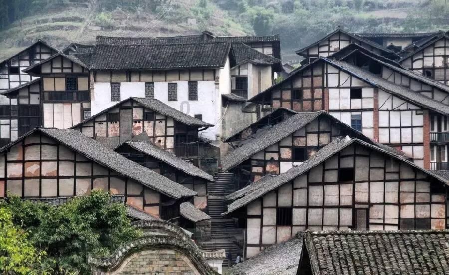 杨白劳欠债不还，犯错在先，为何最后背上骂名的却是黄世仁？